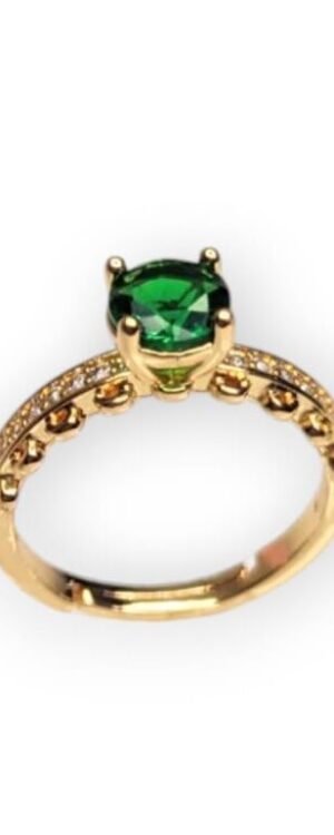Elegant Gold Ring with Green Gemstone – Timeless Luxury